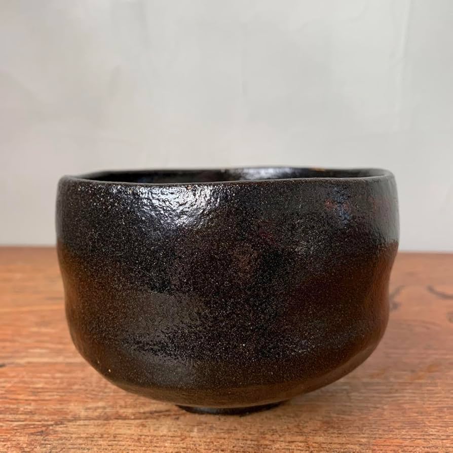 美しい古美術◆蔵から黒楽の夏茶碗の抹茶茶碗が出て来ました。 美しい古美術◼️蔵から美しいぐるりとうねりの見事な抹茶茶碗が
